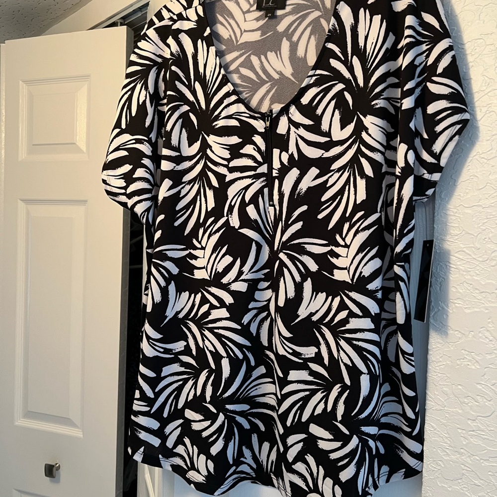 LC By LAURA CRUZ 2X ZIP NECKLINE SHORT SLEEVE BLACK & WHITE TOP - Picture 8 of 8